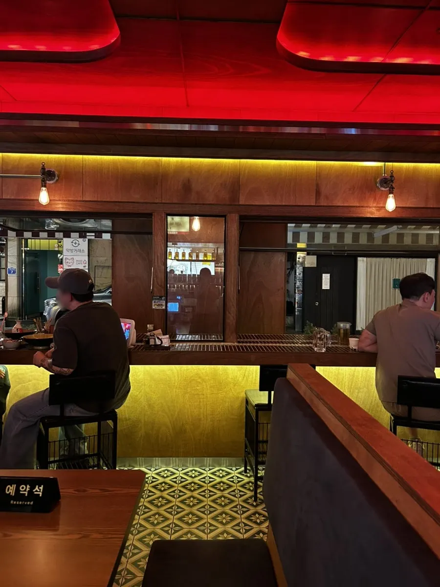 低い間仕切りのある店内席