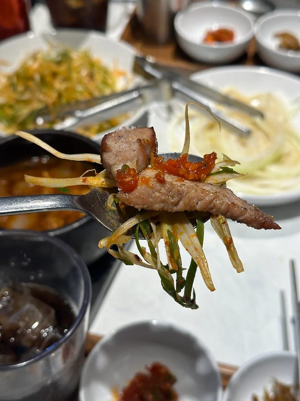 숯불 불판에서 익어가는 생갈비