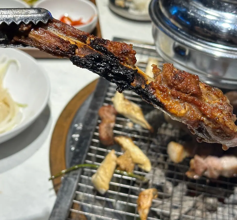 두툼하게 구워진 꽃목살