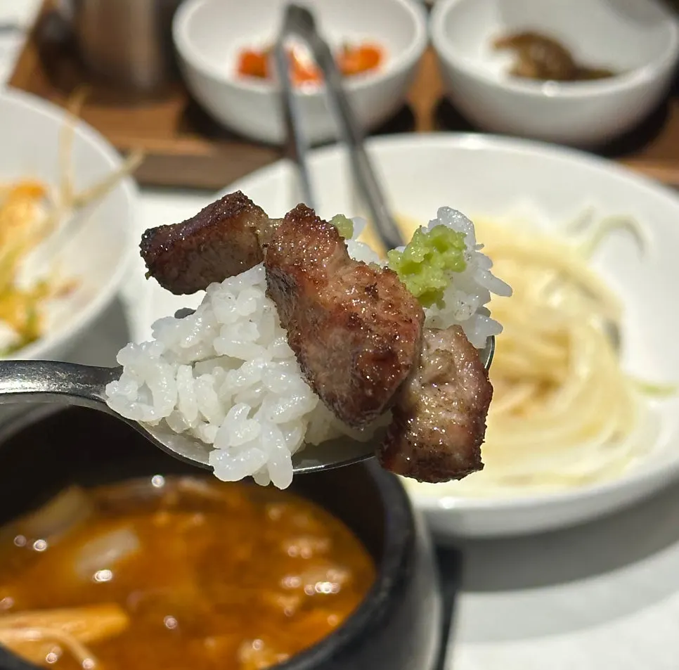 뼈에 붙은 생갈비 구이
