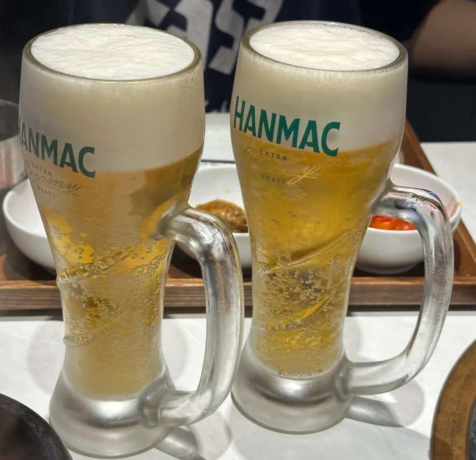 밑반찬과 함께 담은 삼겹살 한 점