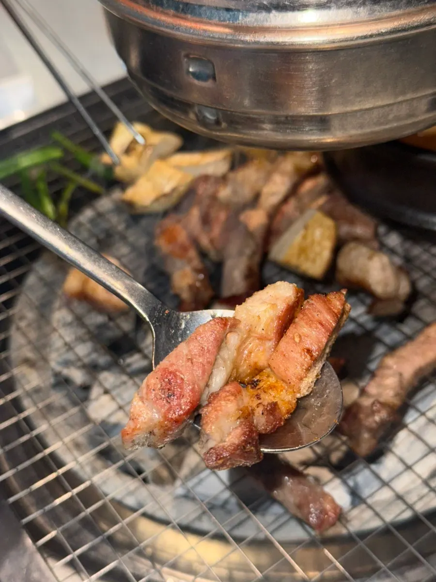 焼き上がった肉と添え野菜