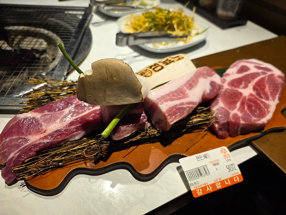 Plate of raw fresh ribs, pork belly and kkotmoksal from the Hanju pork set