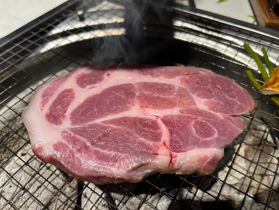 Marbled raw kkotmoksal (flower pork neck)