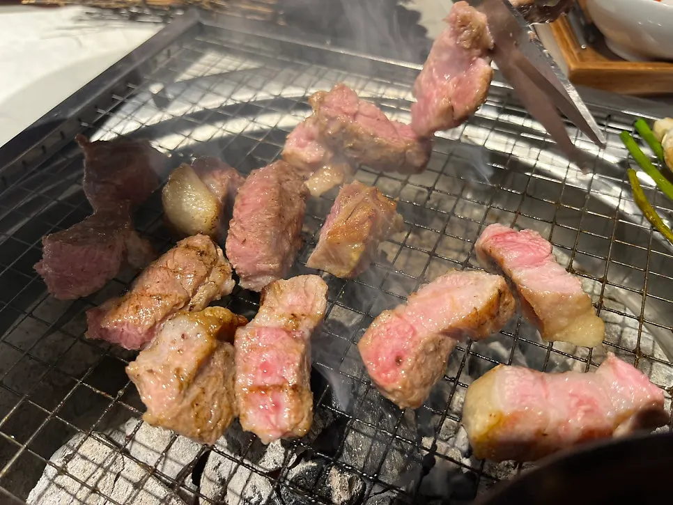 Kkotmoksal grilling with juices rising on the pan