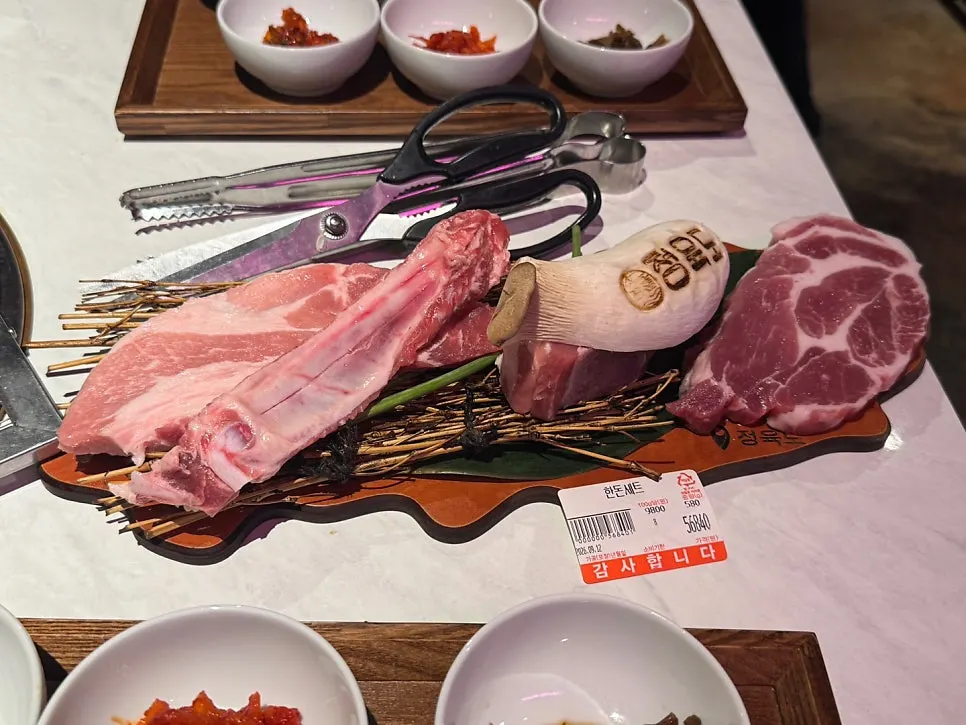 선홍빛 생갈비와 꽃목살