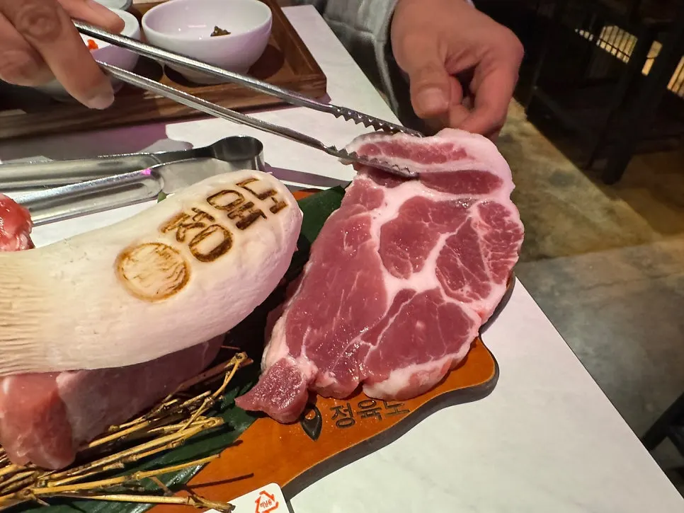 생갈비 뼈를 발라 잘라주는 장면