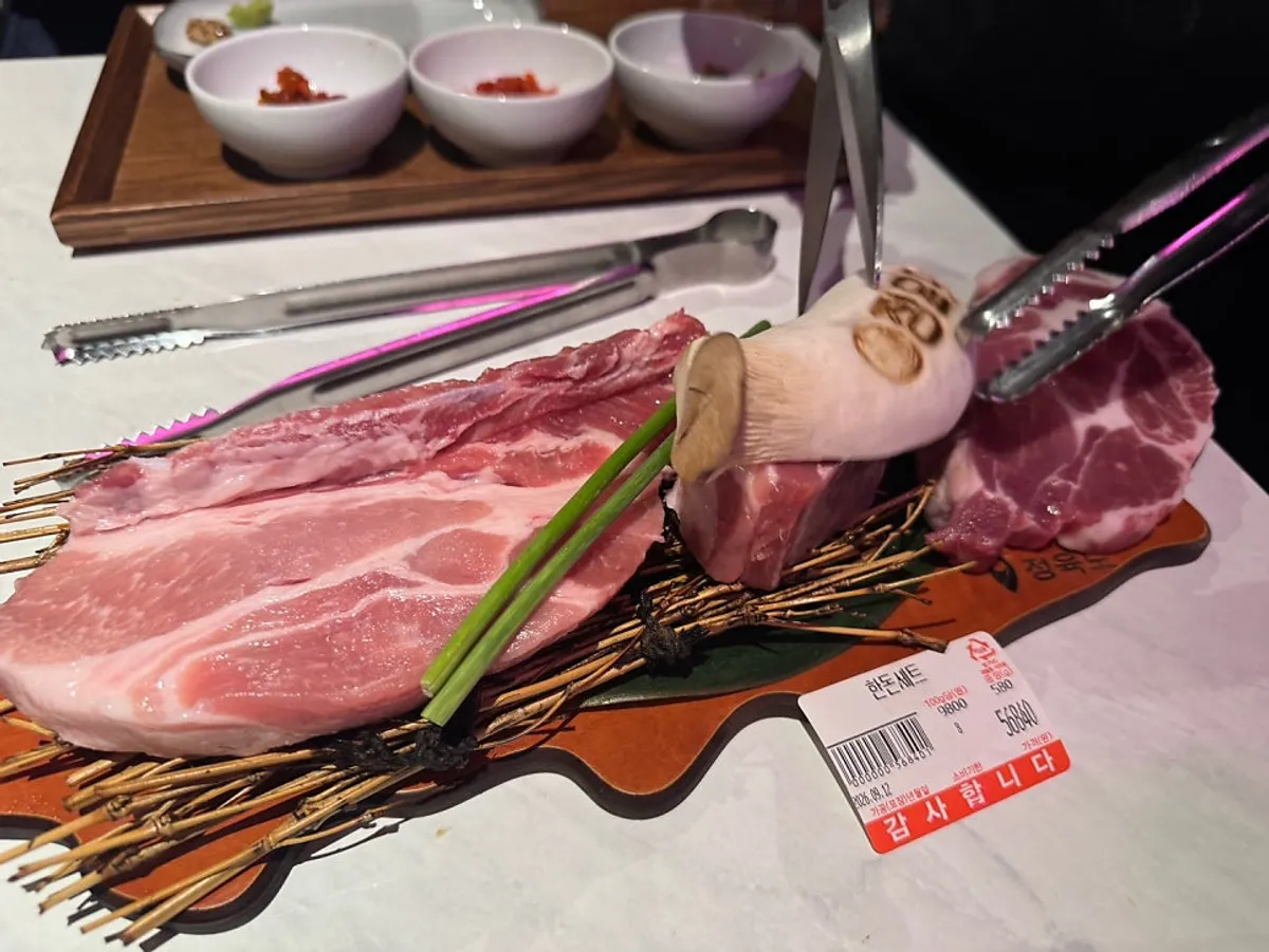 숯불에 올린 한돈세트 고기