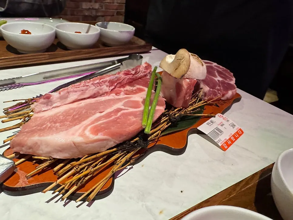 고기와 반찬이 차려진 테이블 전체