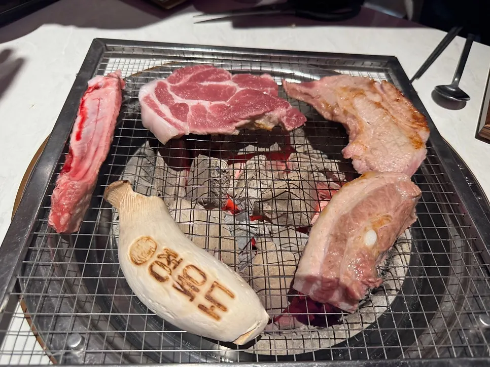 부위별로 잘라 놓은 구운 고기