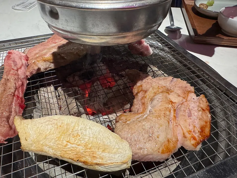 숯향 입은 꽃목살 구이