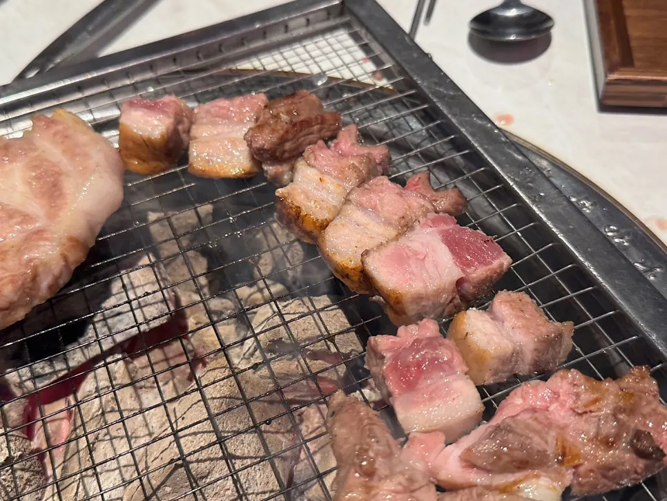 파절임과 함께 올린 구운 고기