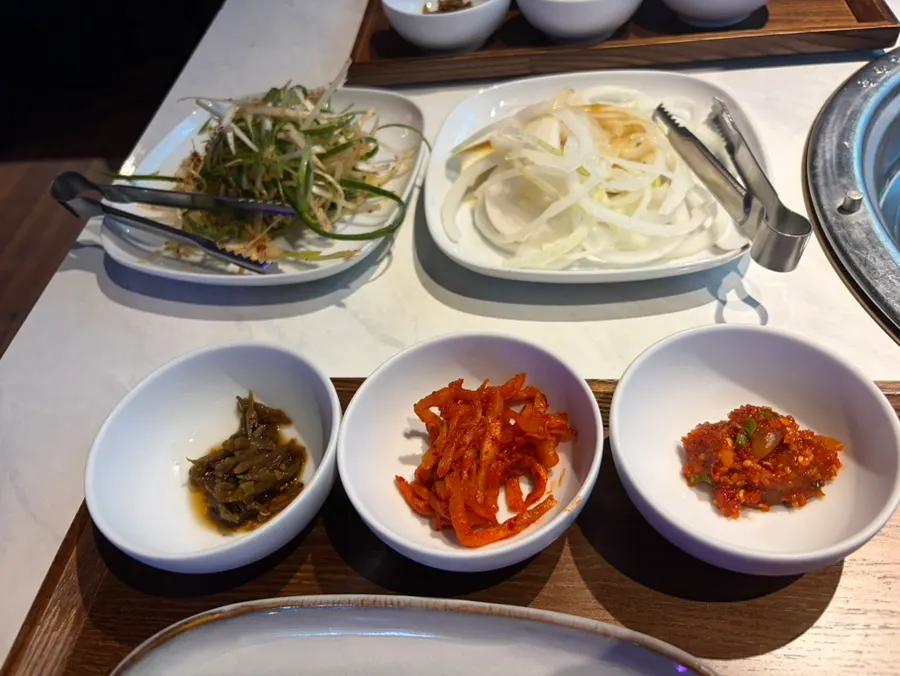 개인별로 깔아주는 정육도 기본 찬