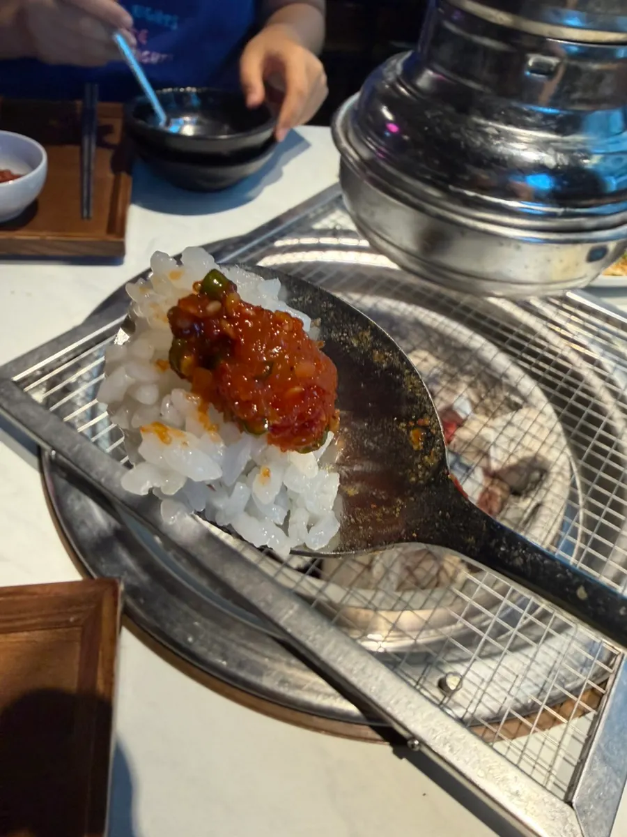 기본 찬으로 나온 씨앗젓갈
