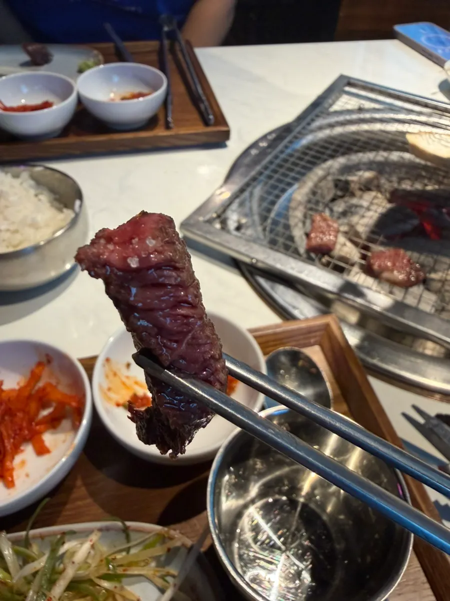 히말라야소금에 찍은 한우 한 점