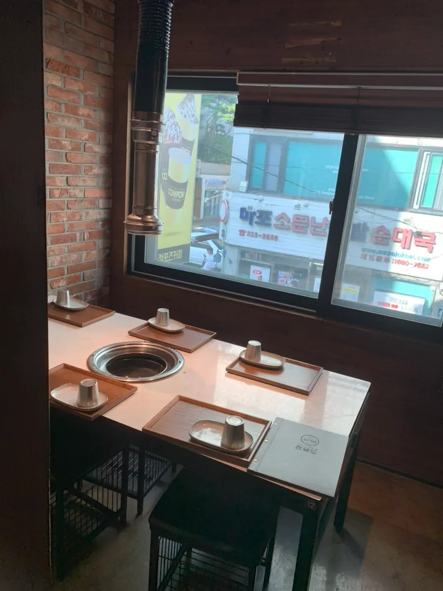 Interior space divided by partial walls at Jeongyukdo