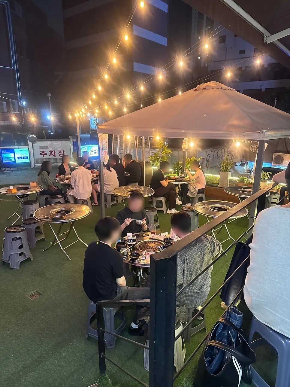 밤에 본 정육도 야장 자리 분위기