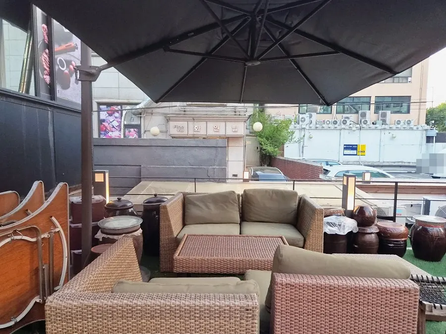 建物2階のチョンユクト屋外席の全景
