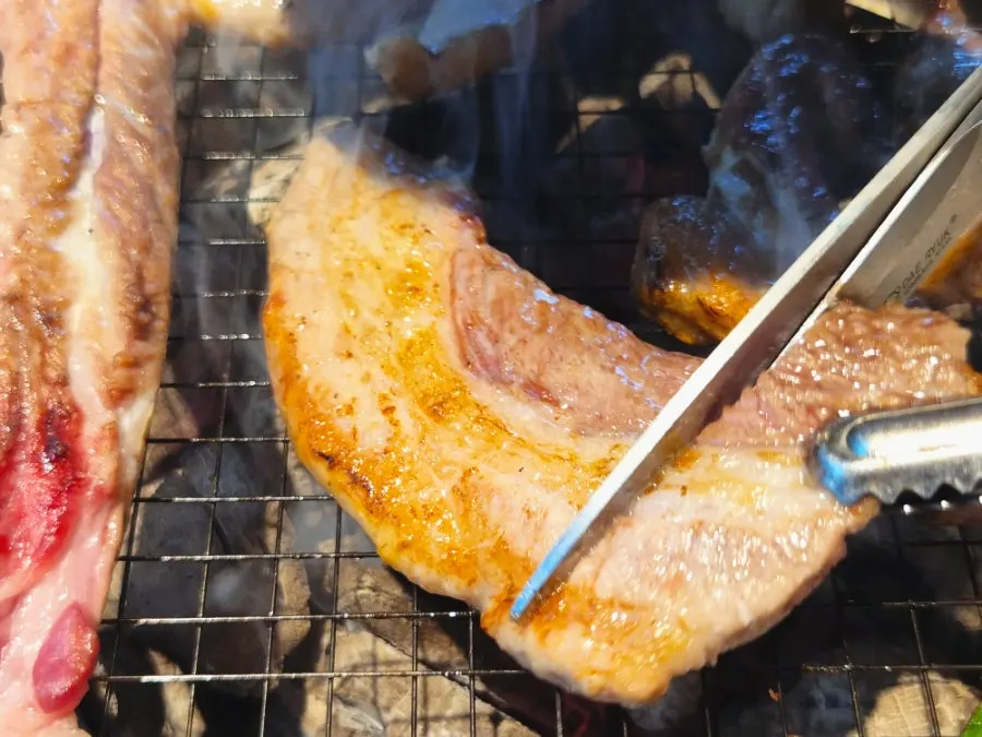 鉄板にのせた豚生カルビ
