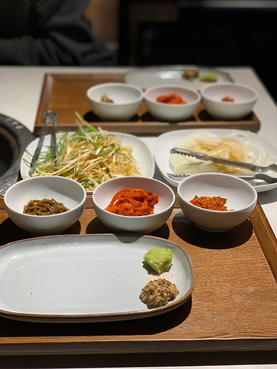 정육도 기본반찬 3종과 파채, 양파 절임 상차림
