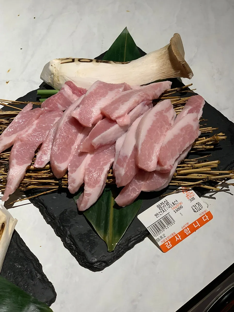 항정살 2인분과 한돈 생갈비 접시