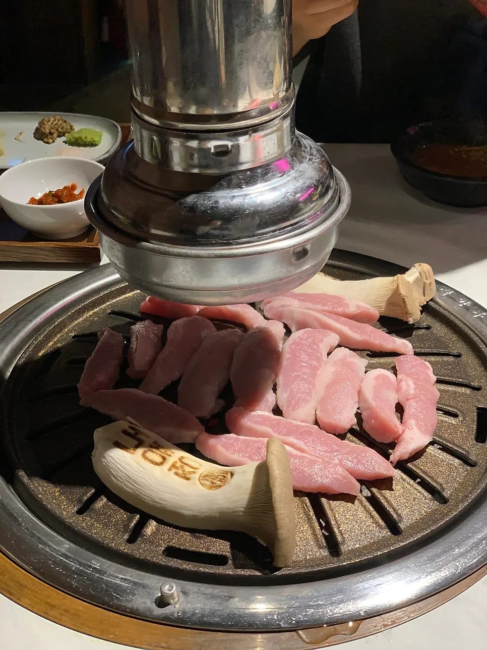 불판에 올린 항정살과 버섯