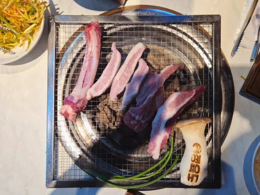 鉄板で脂が出てくるハンジョンサル