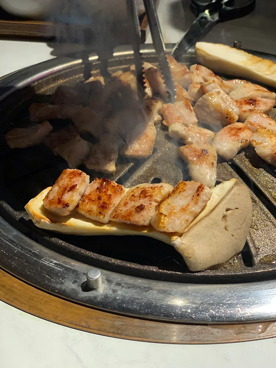 버섯 위에 올려둔 구운 항정살