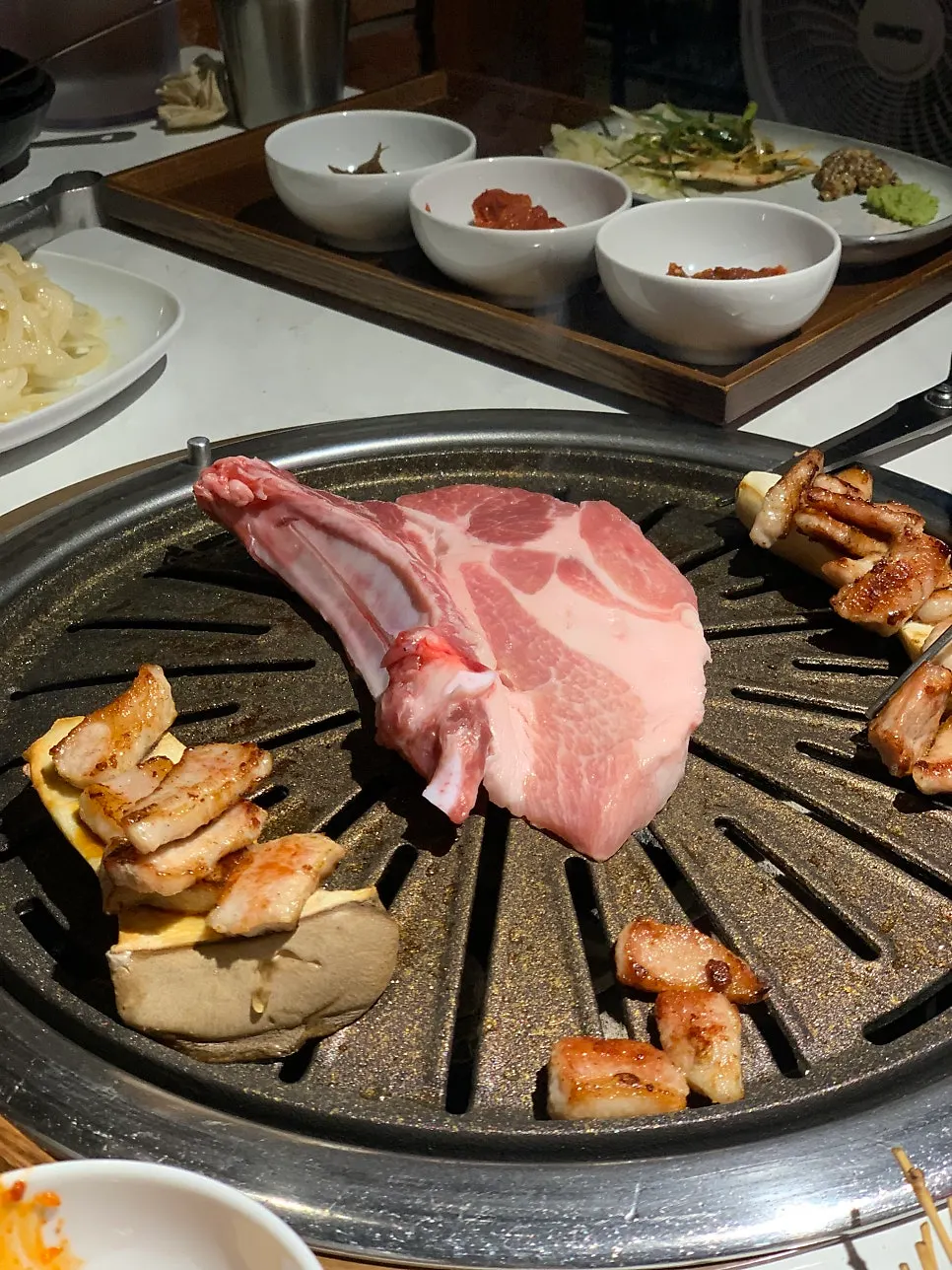 정육도 한돈 생갈비 생고기 접시