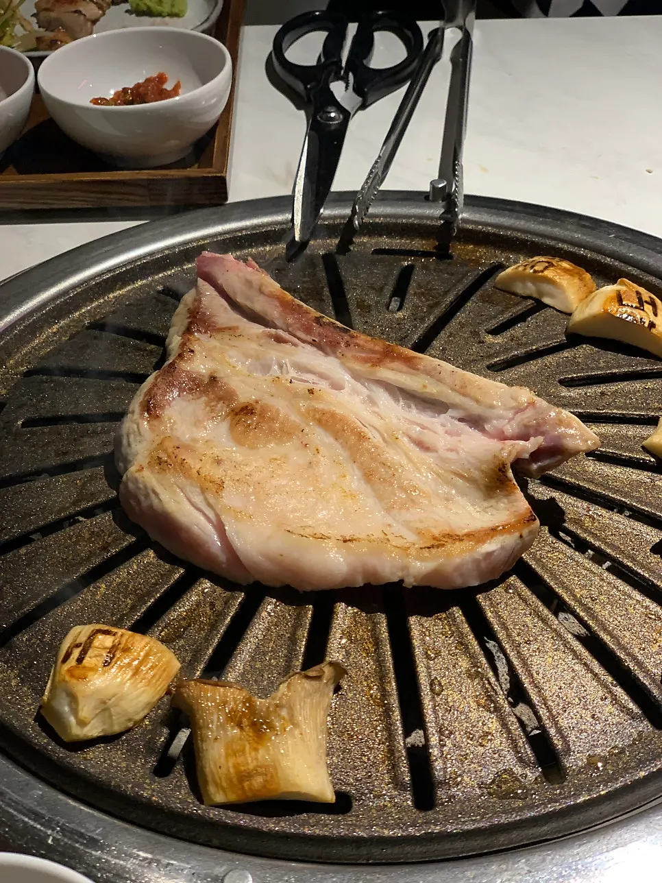 불판에서 구워지는 돼지 생갈비
