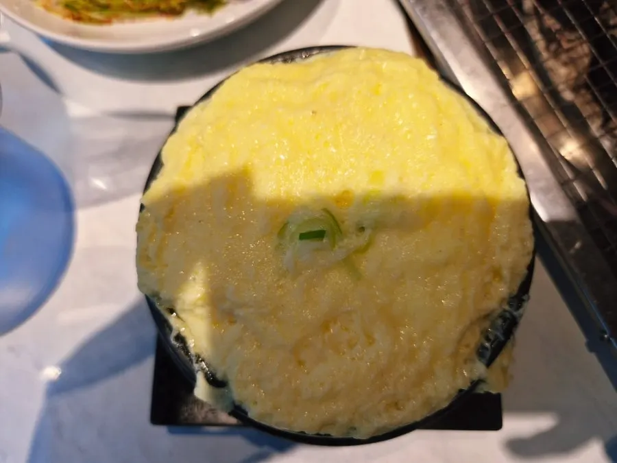 ふっくら盛り上がった土鍋の蒸し卵