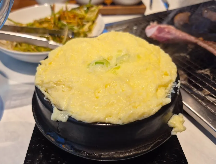 スプーンですくった柔らかい蒸し卵の中身