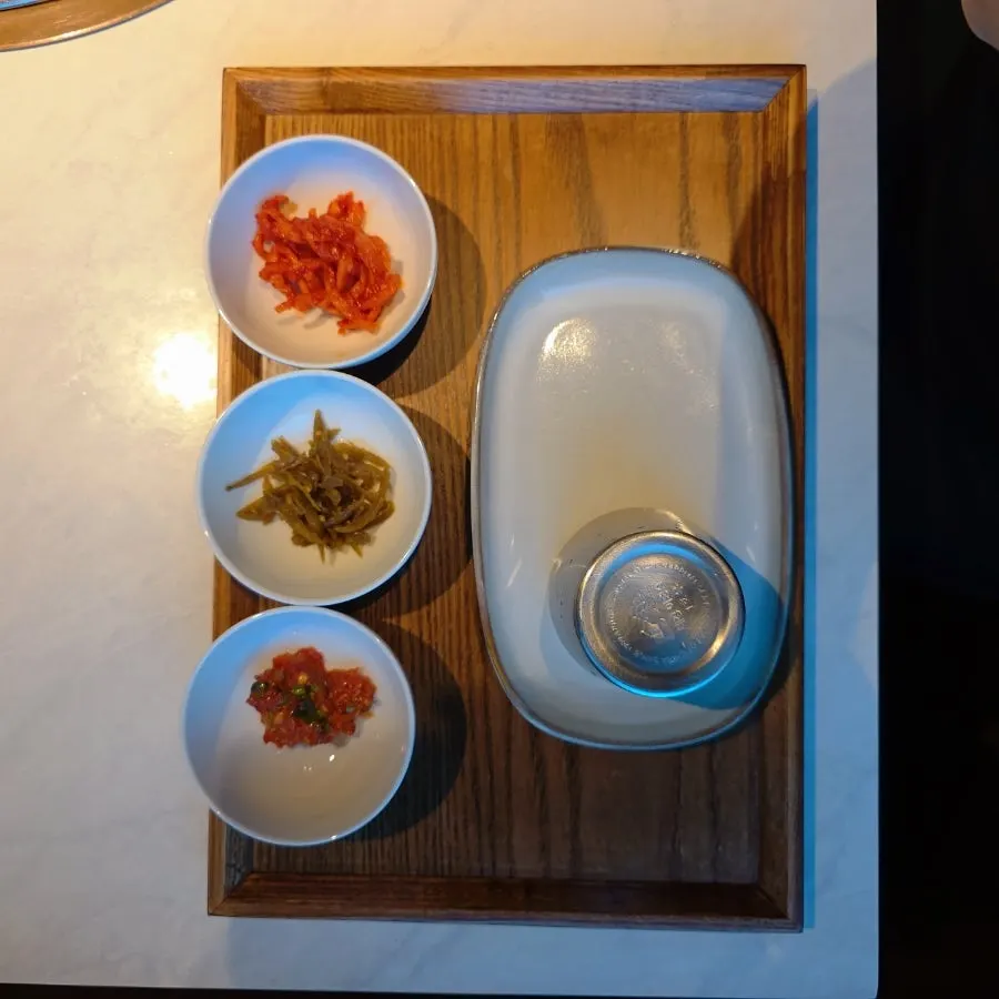 다양한 소스와 반찬을 곁들인 식사
