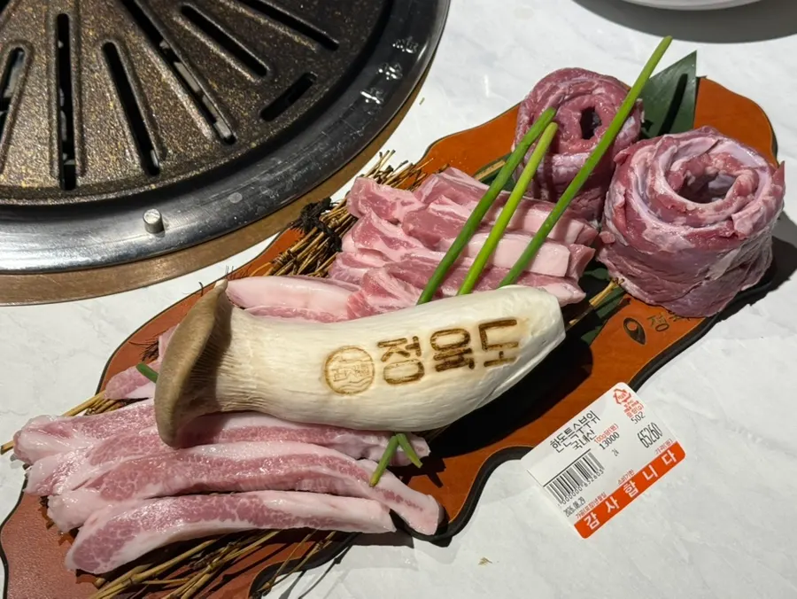 Table spread of the Jeongyukdo 500g Korean pork specialty set