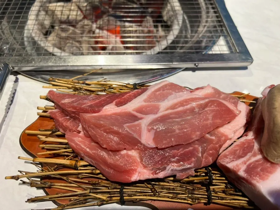 생갈비 삼겹살 꽃목살이 담긴 한돈세트