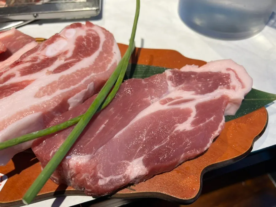 불판에 올린 한돈 고기
