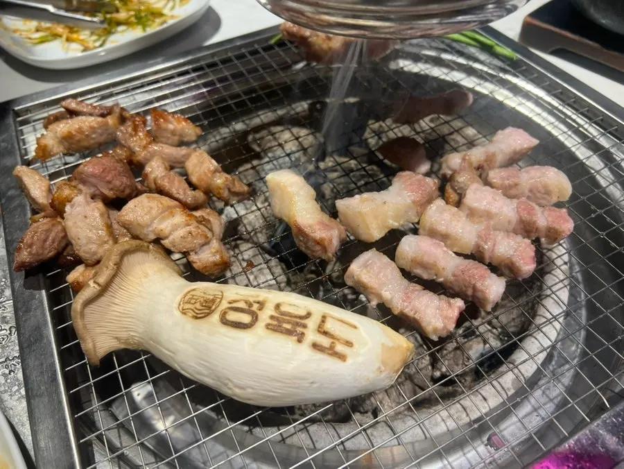 센 불에 노릇하게 익는 고기