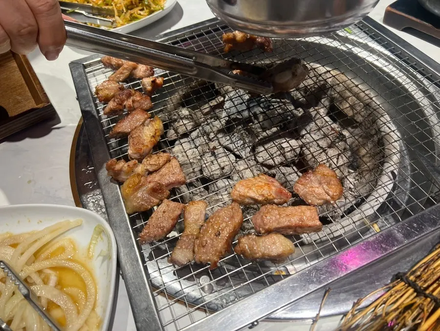 다 익어 자른 삼겹살과 꽃목살