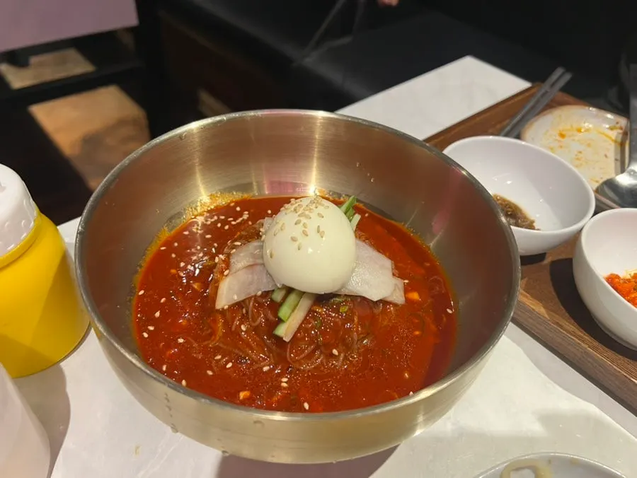 얇은 면발의 비빔냉면