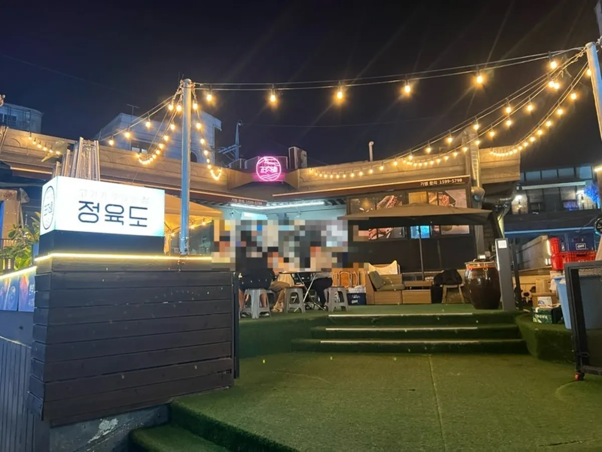고기와 식사 메뉴까지 마친 테이블