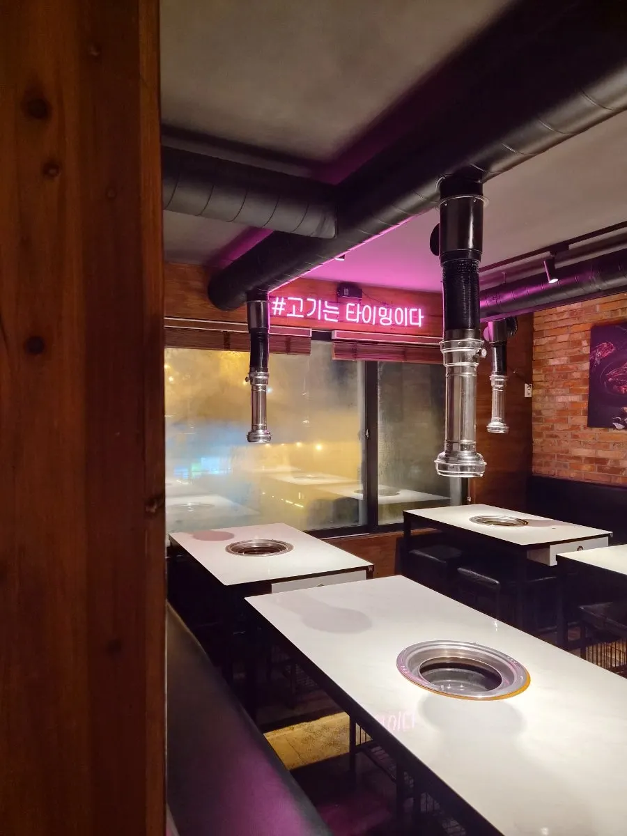 Jeongyukdo dining room with generous table spacing