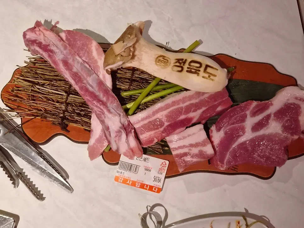 Table spread of Jeongyukdo's signature hanwoo pork set