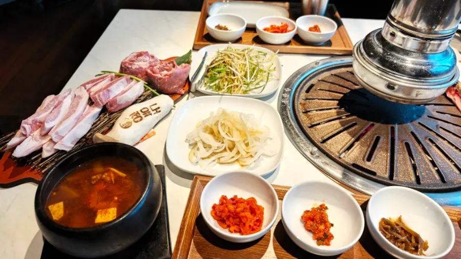 기본 반찬과 함께 차려진 한돈 특수부위 세트