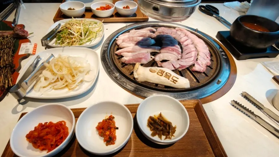 와사비와 양념소금이 놓인 기본 반찬