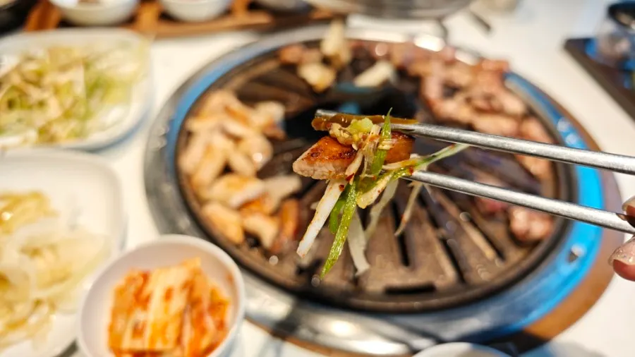 소금과 와사비를 곁들인 구운 돼지고기 한 점