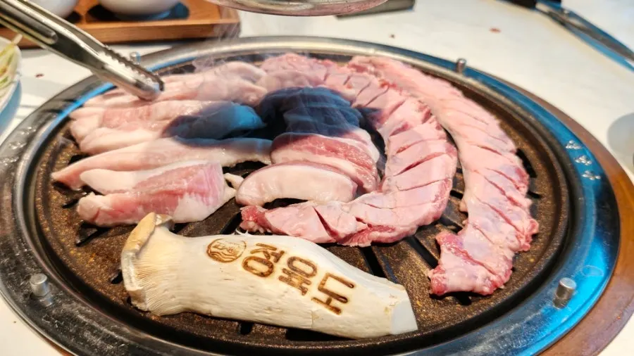 파채와 함께 먹는 구운 특수부위