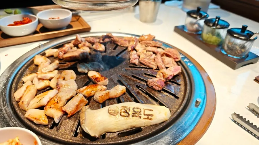 불판 위에서 구워지는 항정살