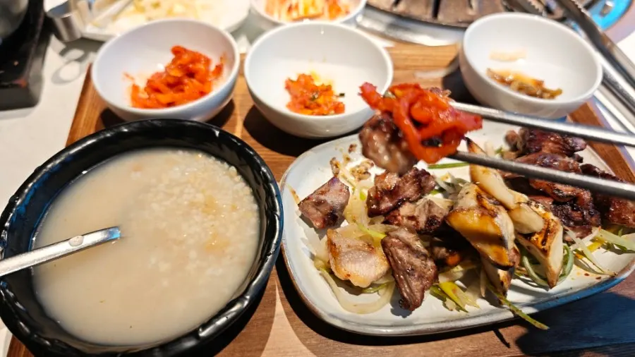 불판 위 한돈 특수부위 굽는 모습