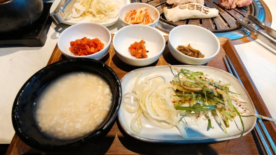 정육도 1인 상차림과 넓은 앞접시