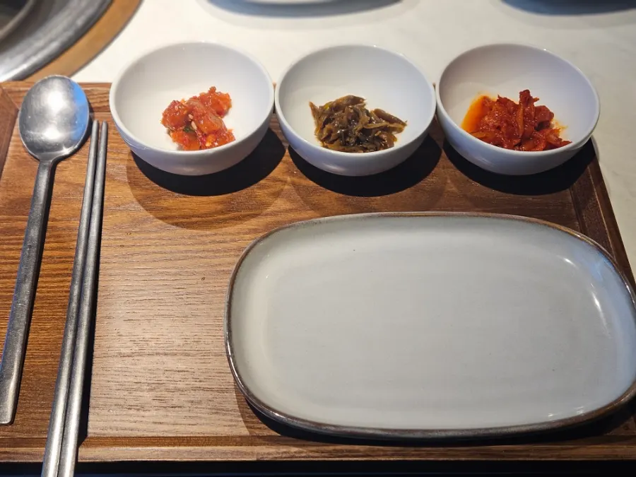 나무 식판에 차려진 개인별 상차림